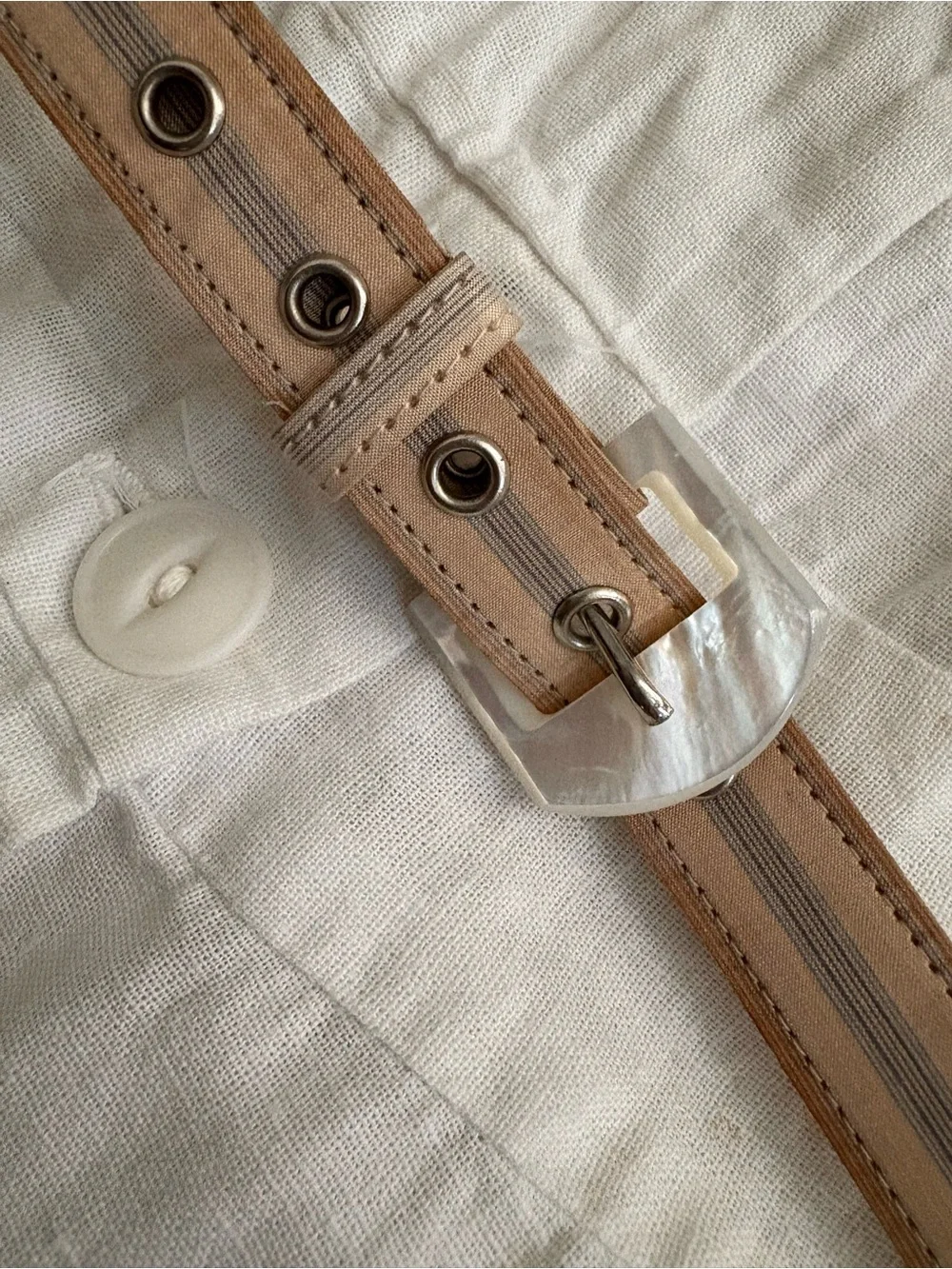 Vintage Neutral Tan Slim Leather Belt with Contrasting Stitching Large